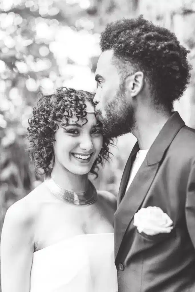 bisou au front de la mariée