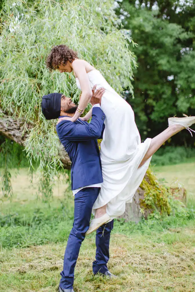 il porte la mariée