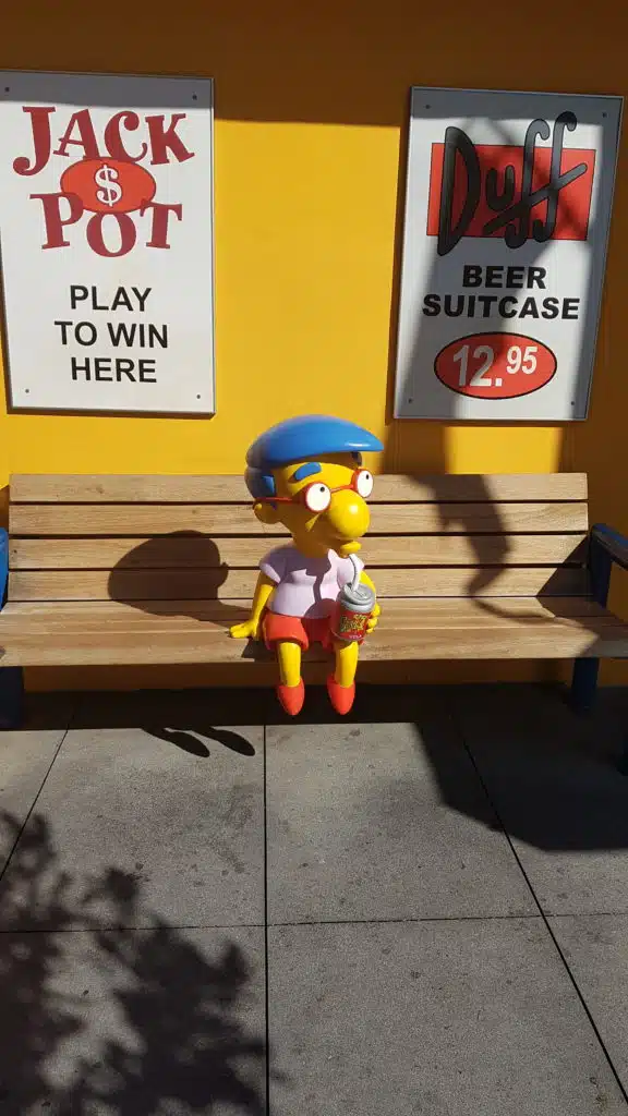 mascotte sur un banc