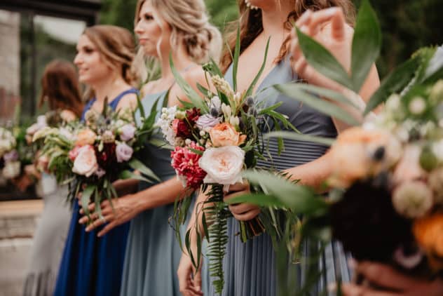 les demoiselles d'honneur coordonnent leur tenue et leur bouquet | des bulles et des étoiles wedding planner ile de france