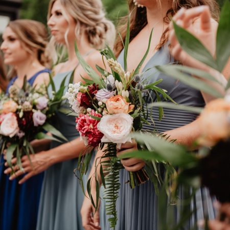 demoiselles d’honneur et leur bouquet les demoiselles d'honneur coordonnent leur tenue et leur bouquet | des bulles et des étoiles wedding planner ile de france